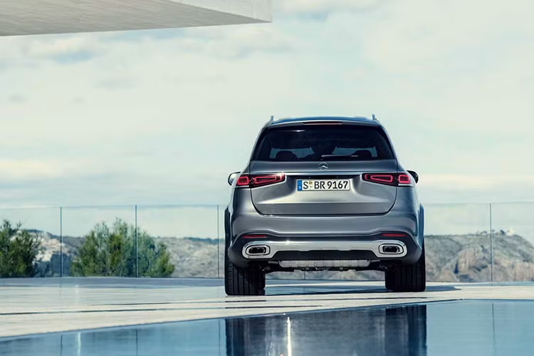 Bên cạnh đó, chiều dài cơ sở của mẫu xe SUV Mercedes-Benz GLS 2020 hoàn toàn mới này cũng tăng thêm 60 mm lên 3.137 mm, hứa hẹn một không gian nội thất thêm rộng rãi, thoải mái cho cả 3 hàng ghế.