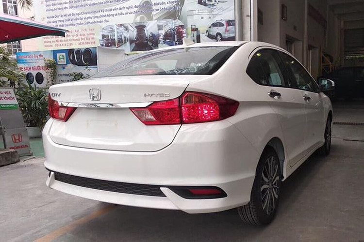 Ngoài ra trên mẫu xe Honda City E mới này, nó vẫn sở hữu các trang bị ngoại thất tương tự như bản G với bộ mâm hợp kim 16 inch sơn 2 màu và hệ thống đèn pha dạng Halogen tích hợp đèn định vị LED ban ngày.