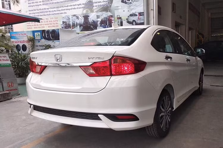 Ngoài ra trên mẫu xe Honda City E mới này, nó vẫn sở hữu các trang bị ngoại thất tương tự như bản G với bộ mâm hợp kim 16 inch sơn 2 màu và hệ thống đèn pha dạng Halogen tích hợp đèn định vị LED ban ngày.