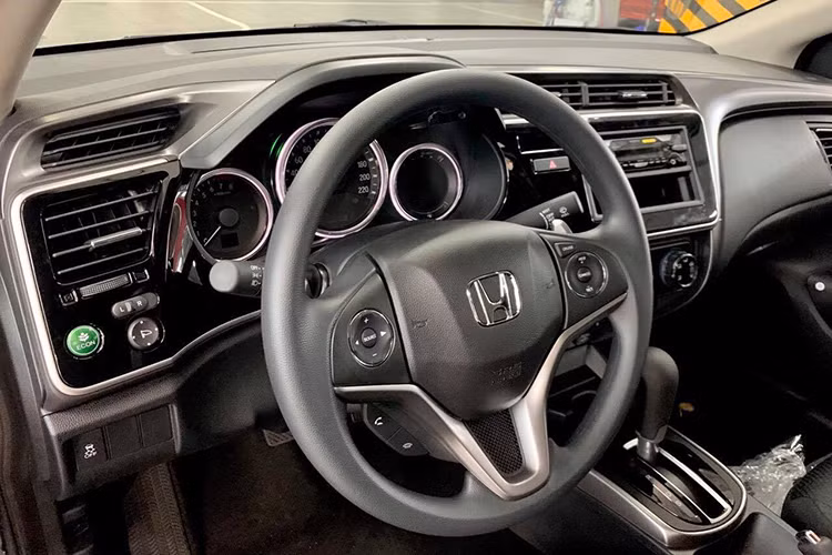 Về truyền động, Honda City phiên bản giá rẻ sẽ không có bất cứ sự khác biệt nào so với phiên bản tiêu chuẩn City G. Cụ thể, vẫn là khối động cơ 1.5L, đi kèm hộp số tự động CVT với công suất đầu ra 118 mã lực và mô-men xoắn cực đại 154 Nm.