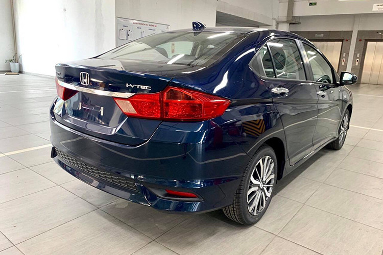 Theo chia sẻ của nhân viên bán hàng tại đại lý, hiện nay khách hàng đã có thể đặt cọc trước với mức giá xe Honda City E là 529 triệu đồng. Đây sẽ là một gợi ý dành cho những người đang có nhu cầu mua sedan hạng B số tự động với giá bán dễ tiếp cận để phục vụ cho gia đình hoặc chạy dịch vụ.