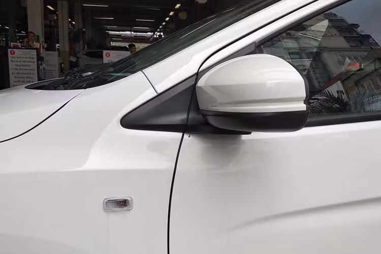 Nếu chỉ nhìn lướt qua, ngoại thất Honda City E nhìn chung không khác biệt nhiều so với City CVT và những "người anh em" khác của dòng xe này đang được bán ra trên thị trường ôtô Việt Nam. 