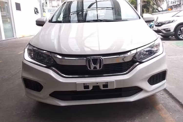 Chi tiết giúp khách hàng có thể nhận dạng 2 phiên bản này chỉ tới từ phần xi-nhan trên gương (phiên bản G) nay đã được chuyển xuống phần thân xe, phía sau hộc bánh trước và trên bản E sẽ không còn đèn sương mù. 