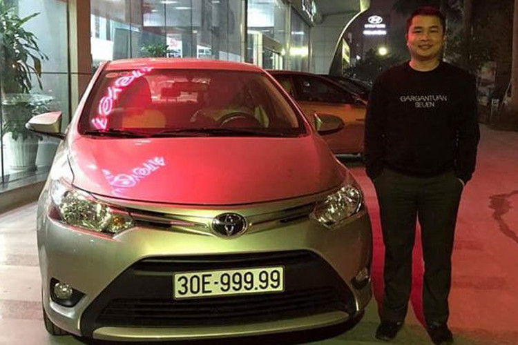 Được biết, sau khi bán chiếc Vios biển khủng này, chủ xe đã tiếp tục tới đại lý Toyota Hà Đông, nơi mua chiếc Vios đầu tiên để đặt mua một chiếc Vios khác dành cho việc sử dụng mà vẩn có thể bỏ túi cả tỷ đồng.