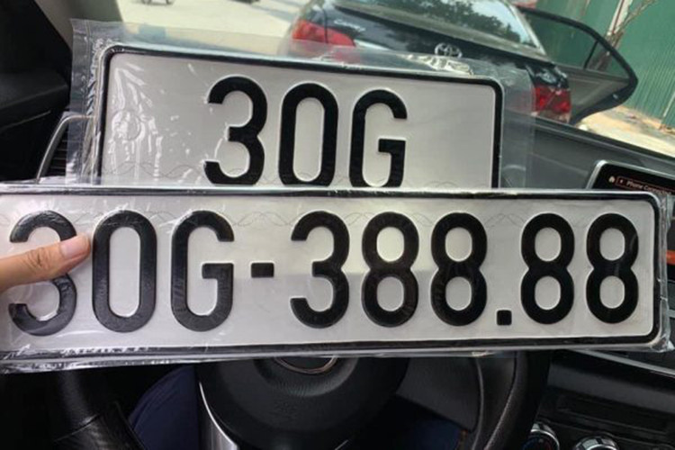Theo thông tin từ phía người bán, chiếc Toyota Vios giá rẻ mang biển số 30G-388.88 này thuộc phiên bản G cao cấp nhất có giá 570 triệu đồng, sau khi làm các thủ tục đăng ký ra biển (có hưởng ưu đãi giảm 50% lệ phí trước bạ), tổng chi phí chủ xe này bỏ ra chỉ khoảng 627 triệu đồng.