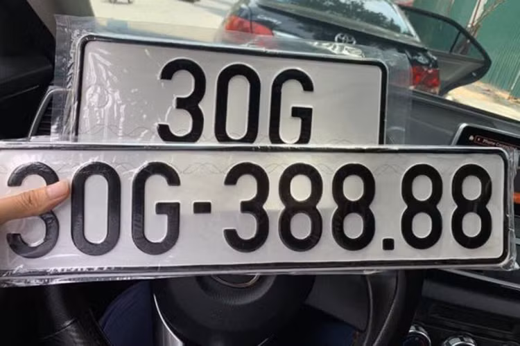 Theo thông tin từ phía người bán, chiếc Toyota Vios giá rẻ mang biển số 30G-388.88 này thuộc phiên bản G cao cấp nhất có giá 570 triệu đồng, sau khi làm các thủ tục đăng ký ra biển (có hưởng ưu đãi giảm 50% lệ phí trước bạ), tổng chi phí chủ xe này bỏ ra chỉ khoảng 627 triệu đồng.