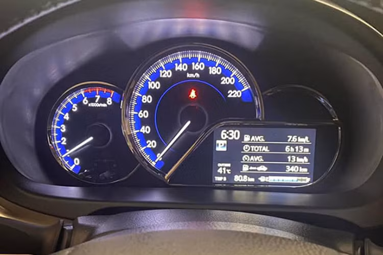 Hiện tại, xe mới chỉ lăn bánh chưa đầy 100 km, cũng nhận được nhiều sự quan tâm nhưng phần đồng cho rằng mức giá 1,1 tỷ đồng chủ xe Toyota Vios đề ra là quá cao nhưng vẫn nằm trong tầm chấp nhận được của những người chơi sẵn sàng mua xe biển đẹp về để sưu tầm. Cụ thể, đã có khách trả giá 1 tỷ đồng nhưng chủ xe không đồng ý bán mà mong muốn có giá tốt hơn, tối thiếu là 1,05 tỷ đồng.