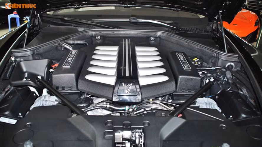 Mẫu xe Rolls-Royce Ghost Series II 2015 được trang bị động cơ 6.6L V12 tăng áp kép, sản sinh công suất tối đa 563 mã lực tại vòng tua máy 5250 vòng và mô men xoắn cực đại 780 Nm tại 1500. Hộp số tự động 8 cấp giúp xe có thể tăng tốc từ 0 - 100km/h trong 4,9 giây, tốc độ tối đa 250 km/h.