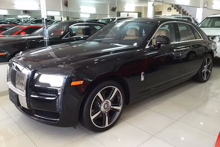 Ra mắt chính thức vào tháng 3/2014 tại Geneva Motor Show, siêu xe sang Rolls-Royce Ghost Series II mang tới một hình ảnh mới đầy sức hút khi nâng cấp ngoại hình, đặc biệt là phần đầu trước. Chiếc xe trong bài viết này là phiên bản 2015 được một showromm xe ôtô tư nhân hạng sang nhập về tại Q5, TP HCM.