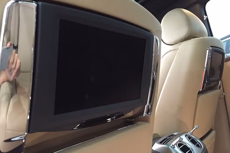 Ngoài ra Rolls-Royce Ghost Series II còn được trang bị kết nối với nguồn dữ liệu Google Send to Car và Local Search giúp tối ưu hóa hệ thống định vị để có thể kiểm soát dễ dàng toàn bộ hành trình ngay khi xe vừa khởi động hoặc trên những cung đường đã đi quamà bạn cần biết đến.