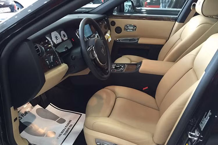 Điểm nổi bật nhất trong các tính năng tiêu chuẩn được trang bị trên mẫu siêu xe hạng sang này bao gồm hệ thống massage ghế trước, cửa sau đóng bằng điện, kiểm soát khí hậu bốn vùng, điều khiển hành trình thích ứng, cùng nhiều tiện ích cao cấp. Bảng táp-lô ốp gỗ bóng cao cấp với màn hình cảm ứng LCD kích thước 19 inch, camera 360, hệ thống giải trí với dàn âm thanh 16 loa với CD/DVD, vệ tinh, rada vệ tinh... 