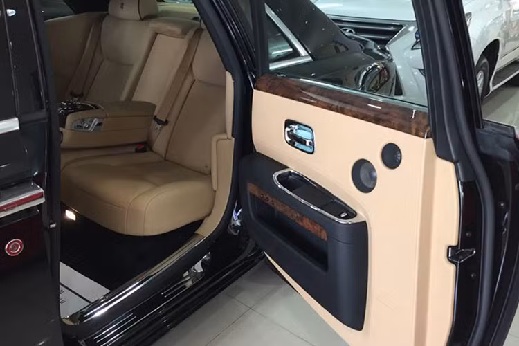 Nếu như ngoại thất Rolls-Royce Ghost series II đã đẹp thì không gian thượng hạng bên trong cabin muôn phần đẹp và tinh tế hơn. Nó thể hiện đúng đẳng cấp thượng hạng của dòng xe đến từ Goodwood với thiết kế trẻ trung và độ tương phản nổi bật của da thuộc cùng nhiều chi tiết thủ công.