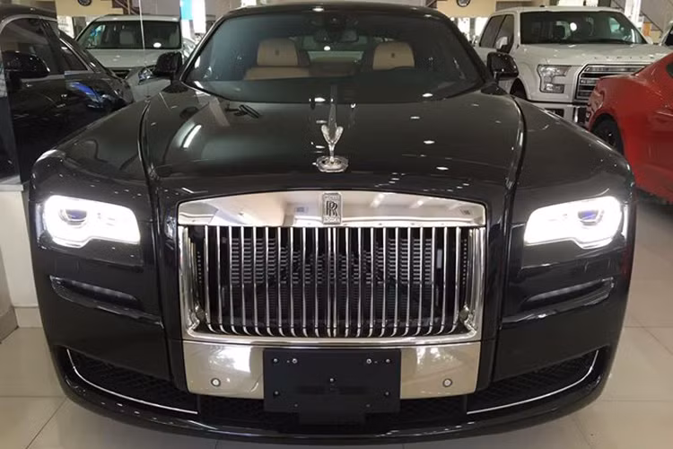 Dòng xe siêu sang Roll-Royce Series II từng xuất hiện đã xuất hiện đầy đủ cả 3 dòng xe và được phân phối chính hãng tại Việt Nam là Phantom, Ghost và Wraith với 7 mẫu xe khác nhau từ sedan tới coupe, convertible. Ghost Series II như muốn nhắc nhớ những khách hàng của mình rằng nó không hề thua kém Phantom, thậm chí mang nhiều màu sắc hơn.
