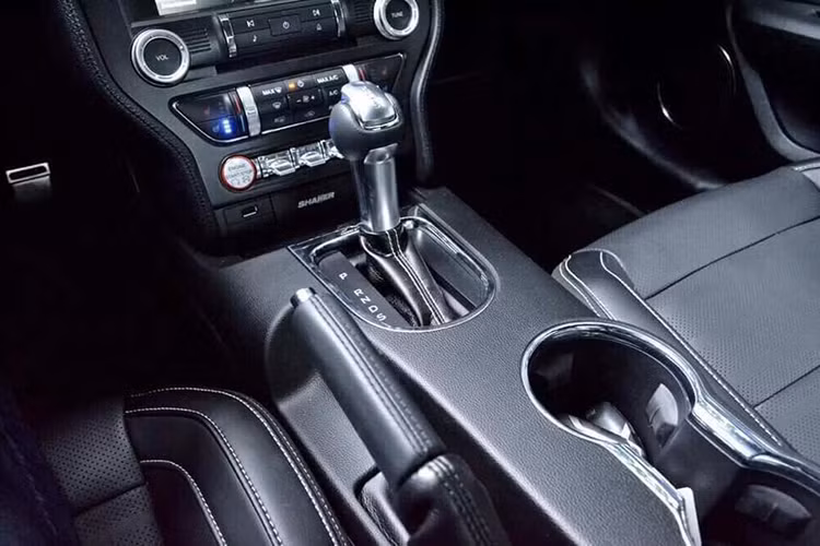 Xe sở hữu khối động cơ V8, dung tích 5.0 lít, cho công suất cực đại 435 mã lực tại 6.500 vòng/phút và mô-men xoắn cực đại 542 Nm tại 4.250 vòng/phút. Ford mang đến bốn chế độ lái bao gồm bình thường, đường trơn trượt, tuyết và thể thao cho người cầm Mustang 2016.