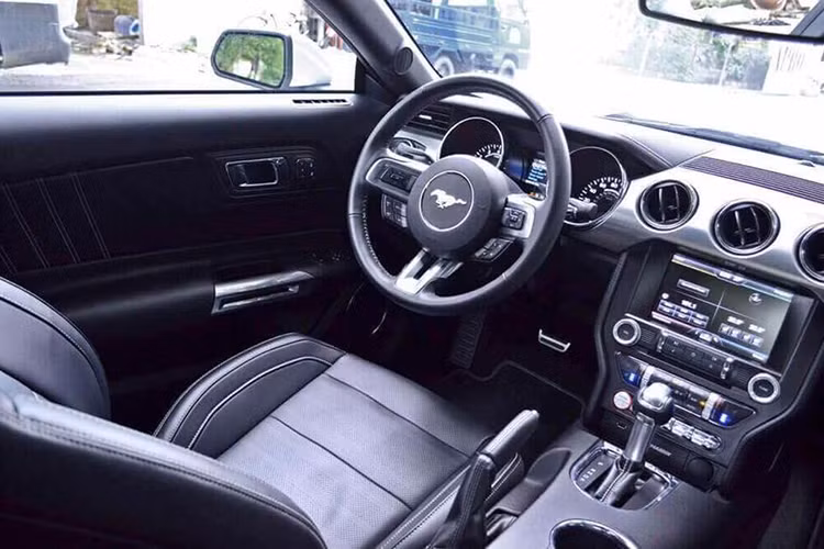 Phía bên trong cabin xe, khoang lái của Mustang GT 5.0 được lấy cảm hứng từ máy bay với thiết kế tương tự nhưng ứng dụng vật liệu chất lượng cao hơn và chuyển số dễ dàng hơn. Bảng táp-lô của Ford Mustang Coupe một lần nữa lấy cảm hứng từ các đời Mustang cổ với thiết kế chia tách thành 2 phần rõ rệt.