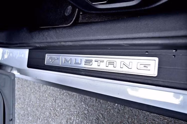 Khác với một số phiên bản từng ra mắt trước đây, trên phiên bản Ford Mustang GT 5.0 này còn sở hữu những đường nét tinh tế hơn như các đường mạ crom bao quanh một số chi tiết ngoại thất, bậc cửa lên xuống xuất hiện logo Mustang và ngựa chồm đình đám nhà Ford.