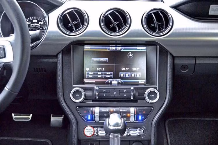 Ngoài ra, "ngựa hoang" nước Mỹ còn được trang bị camera lùi, bệ cửa với dòng chữ Ford Mustang phát sáng, huy hiệu Mustang Since 1964 bên trong khoang lái. Mặc dù là một mẫu xe thể thao cơ băp nhưng thể tích khoang hành lý của mẫu xe này cũng đạt tới 382 lít.