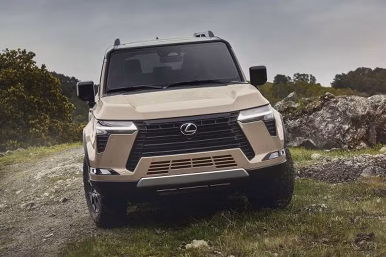 Tại Việt Nam, Lexus GX 550 2024 có thể được coi như đối thủ của Mercedes-Benz GLE và Audi Q7. Xe sẽ tiếp tục được phân phối dưới hình thức nhập khẩu nguyên chiếc.