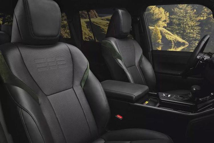 Thêm vào đó là cản trước khỏe khoắn với hốc gió trung tâm hình thang sơn cùng màu thân xe, nắp ca-pô dập gân thể thao, kính lái thẳng đứng hơn trước, hốc bánh mở rộng, vành la-zăng với đường kính lên đến 22 inch và đèn hậu LED vắt ngang đuôi xe.