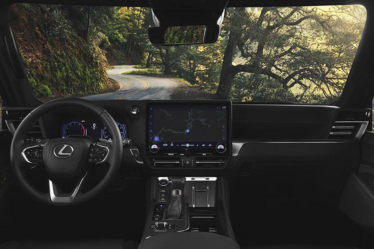 Bên cạnh động cơ mới, Lexus GX 550 2024 còn được áp dụng phong cách thiết kế ấn tượng hơn với những đường cắt xẻ sắc sảo. Điểm nhấn của mẫu SUV hạng sang này nằm ở khu vực đầu xe với lưới tản nhiệt hình con suốt và dải đèn LED định vị ban ngày hình chữ "L" đặc trưng của thương hiệu Lexus cùng cụm đèn pha LED mỏng.