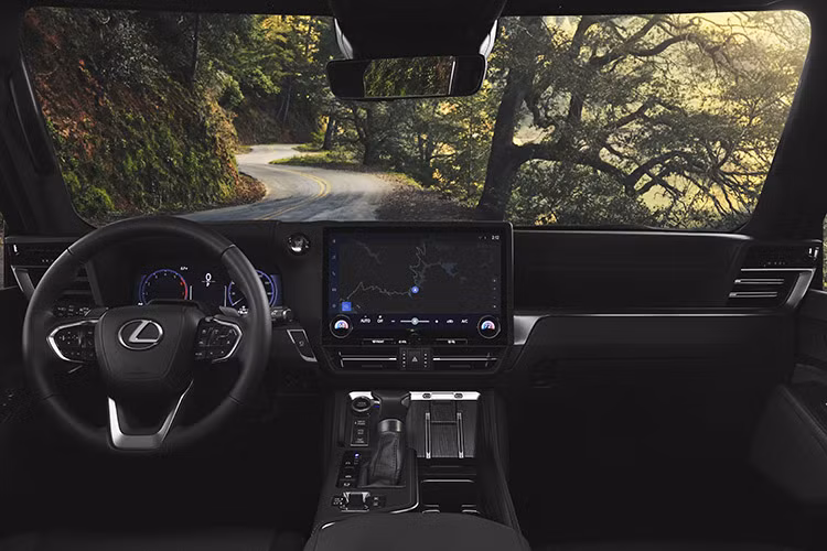 Bên cạnh động cơ mới, Lexus GX 550 2024 còn được áp dụng phong cách thiết kế ấn tượng hơn với những đường cắt xẻ sắc sảo. Điểm nhấn của mẫu SUV hạng sang này nằm ở khu vực đầu xe với lưới tản nhiệt hình con suốt và dải đèn LED định vị ban ngày hình chữ "L" đặc trưng của thương hiệu Lexus cùng cụm đèn pha LED mỏng.