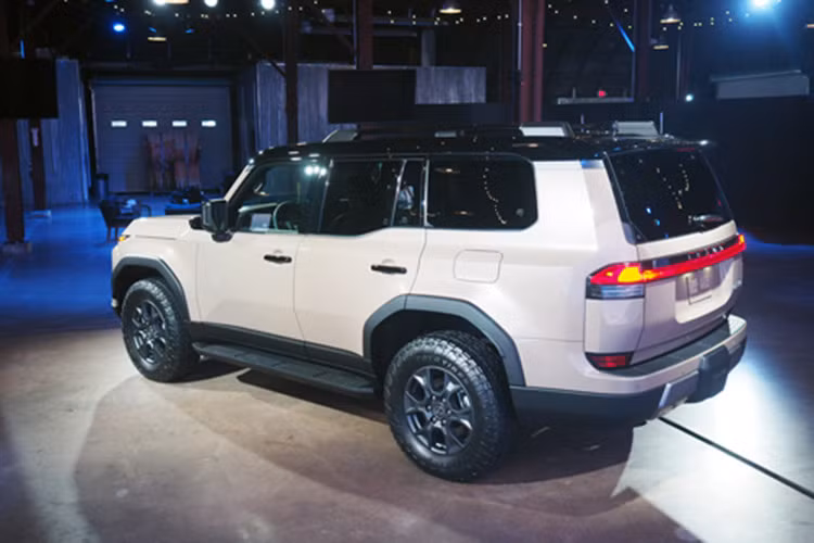 Hiện thông tin cụ thể về trang bị của Lexus GX 550 2024 tại Việt Nam chưa được công bố. Chỉ biết chắc chắn rằng xe sẽ dùng động cơ xăng V6, tăng áp kép, dung tích 3.4L, sản sinh công suất tối đa 349 mã lực và mô-men xoắn cực đại 649 Nm. Động cơ này đi với hộp số tự động 10 cấp, cho sức kéo lên đến 3.628 kg. Lượng xăng tiêu thụ trung bình của xe là 23,52 lít/100 km.