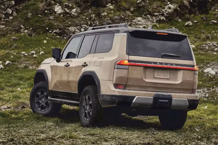 Được phát triển dựa trên khung gầm sát-xi rời TNGA-F, Lexus GX 550 2024 sở hữu kích thước dài x rộng x cao lần lượt là 5.005 x 2.114 x 1.915 - 1.935 mm cùng chiều dài cơ sở 2.850 mm. So với thế hệ cũ, xe dài hơn 125 mm, rộng hơn 229 mm, cao hơn 30 - 50 mm và chiều dài cơ sở tăng 61 mm.