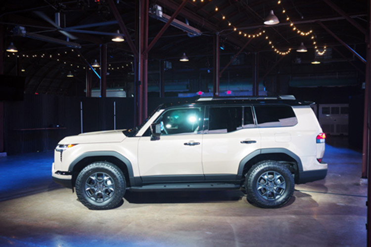 Theo nhân viên tư vấn bán hàng tại đại lý, Lexus GX 2024 Việt Nam sẽ chỉ có 1 phiên bản là GX 550 với giá bán dự kiến vào thời điểm hiện tại là 5,97 tỷ đồng. Nói cách khác, mẫu xe này có giá dự kiến tương đương với Lexus GX 460 đang phân phối chính hãng ở Việt Nam. Thời gian giao xe cho khách hàng Việt Nam rơi vào khoảng quý II năm sau.