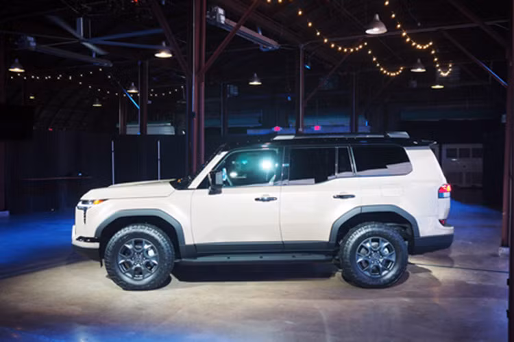 Theo nhân viên tư vấn bán hàng tại đại lý, Lexus GX 2024 Việt Nam sẽ chỉ có 1 phiên bản là GX 550 với giá bán dự kiến vào thời điểm hiện tại là 5,97 tỷ đồng. Nói cách khác, mẫu xe này có giá dự kiến tương đương với Lexus GX 460 đang phân phối chính hãng ở Việt Nam. Thời gian giao xe cho khách hàng Việt Nam rơi vào khoảng quý II năm sau.