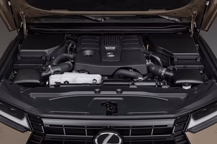 Ngoài ra xe cũng có những trang bị như ghế bọc da semi-aniline pha NuLuxe, ghế trước sưởi ấm/thông gió tiêu chuẩn, bảng đồng hồ kỹ thuật số 12,3 inch, màn hình cảm ứng trung tâm 14 inch, hỗ trợ Apple CarPlay/Android Auto không dây và màn hình hiển thị thông tin kính lái HUD. Gói tính năng trợ lái nâng cao Lexus Safety Sense+ 3.0 cũng được trang bị choLexus GX 550 2024.