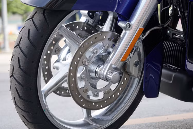 Bên cạnh đó, vành trước của xe có đường kính 19 inch, sử dụng lốp 130/60/19. Giống như Street Glide 2017 thường, phiên bản CVO cũng có phuộc Showa cải tiến và hệ thống phanh đã được nâng cấp với heo Brembo Reflex Linked. Tuy nhiên bộ mâm này cũng có thể được nâng cấp bằng loại tuỳ chọn mang tên Agressor, được hoàn thiện trong tông màu kim loại phay bóng và sơn đen bóng đẹp mắt hơn rất nhiều.