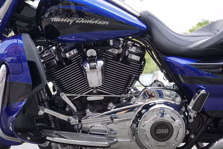 Kể từ đời 2017, CVO Street Glide cùng mọi phiên bản CVO khác sẽ được trang bị động cơ Milwaukee-Eight hoàn toàn mới. Tính từ khi HD thành lập, đây là dòng động cơ lớn thứ 9 từng được tạo ra của hãng. Tên gọi của dòng động cơ này xuất phát từ nơi đặt "đại bản doanh" của HD và số van trên mỗi xi-lanh.