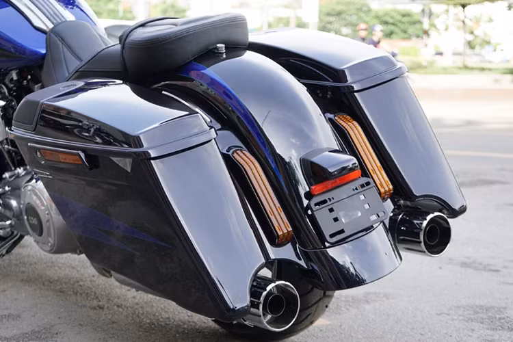 Là một mẫu xe touring, CVO Street Glide 2017 có có 2 thùng đồ với tổng dung tích lên tới 67 lít ở phía đuôi xe cùng với bộ yên thoải mái cho người lái. Khí thải từ động cơ V-Twin được dẫn qua cặp pô đặt song song hai bên thân xe. Thay vì mâm sau 16 inch như bản thường, chiếc xe có mâm 18 inch và đi lốp 180/55/18.