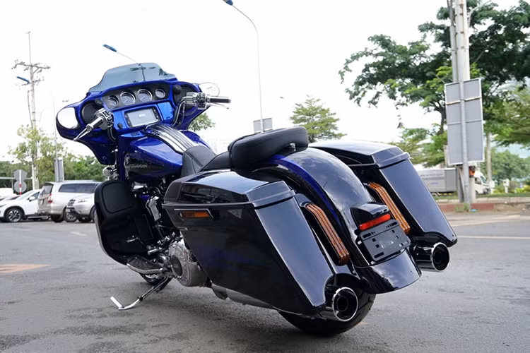 Một điểm đặc biệt không thể thiếu trên mỗi chiếc Harley-Davidson CVO là màu sơn đặc biệt. Với CVO Street Glide, hãng xe Harley-Davidson cung cấp tới 4 tùy chọn màu sắc khác nhau, tất cả đều có 2 tông màu sơn ánh kim Hard Candy và những họa tiết trang trí vẽ thủ công đầy cá tính.