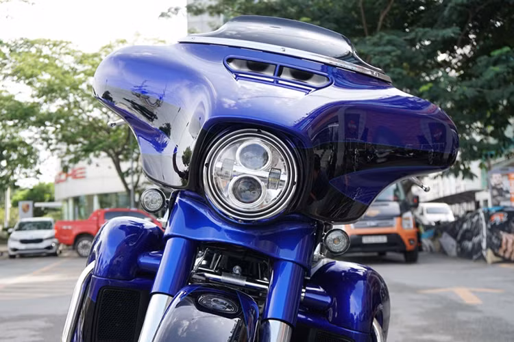 Được "độ" lại bởi bộ phận Custom Vehicle Operations của chính hãng Harley-Davidson, mẫu xe môtô "hàng khủng" CVO Street Glide 2017 có một loạt các chi tiết khác biệt so với chiếc Street Glide thường, trong khi vẫn giữ nguyên thiết kế tổng thể.. Giống những mẫu Harley-Davidson CVO khác, chiếc xe được trang bị đèn pha trước LED Daymaker sáng hơn.