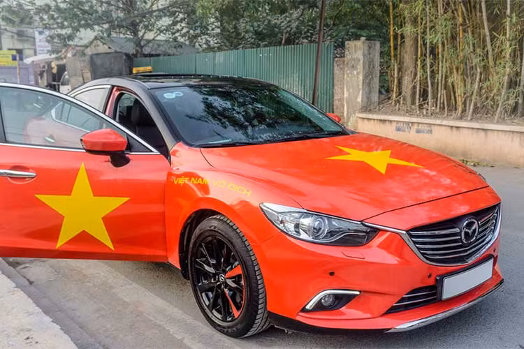 Thậm chí trên nhiều diễn đàn, hội nhóm, đã có những tấm băng rôn, đề-can (decal) cổ động U23 Việt Nam và dán xe miễn phí được phát hành một cách nhanh chóng. Tất cả vì một niềm vui mà suốt 10 năm qua người hâm mộ trái bóng tròn Việt Nam chưa được tận hưởng.