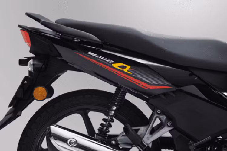 Tại Malaysia, Honda Wave Alpha sở hữu kiểu dáng thiết kế thể thao góc cạnh, "dàn áo" bao bọc thân xe được tạo dáng bằng những đường gân nổi, tạo cảm giác mạnh mẽ, khỏe khoắn hơn.