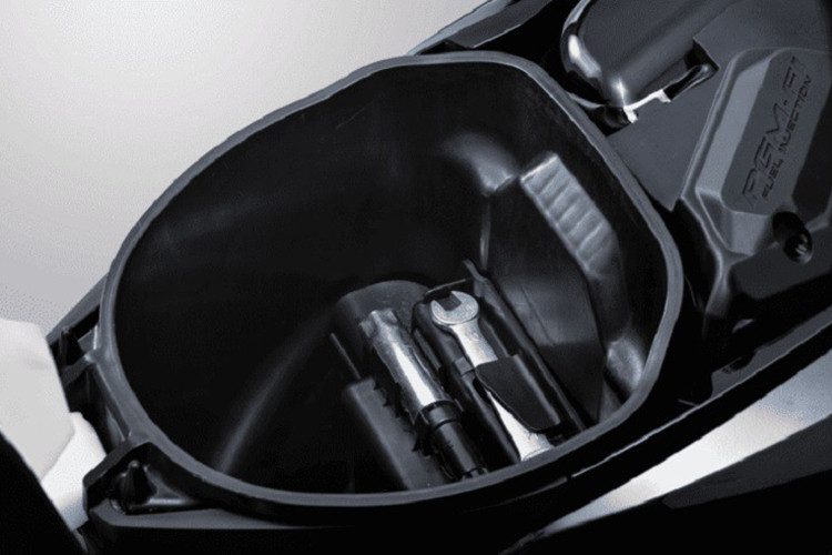 Không gian chứa đồ chính trên Wave Alpha bố trí dưới yên xe dung tích chứa đến 7,3 lít, bình nhiên liệu 4,1 lít. Theo thông số nhà sản xuất công bố Wave Alpha thế hệ mới có trọng lượng xe 98 kg, chiều cao yên 768 mm.