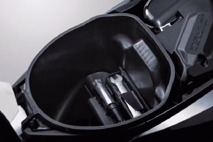 Không gian chứa đồ chính trên Wave Alpha bố trí dưới yên xe dung tích chứa đến 7,3 lít, bình nhiên liệu 4,1 lít. Theo thông số nhà sản xuất công bố Wave Alpha thế hệ mới có trọng lượng xe 98 kg, chiều cao yên 768 mm.