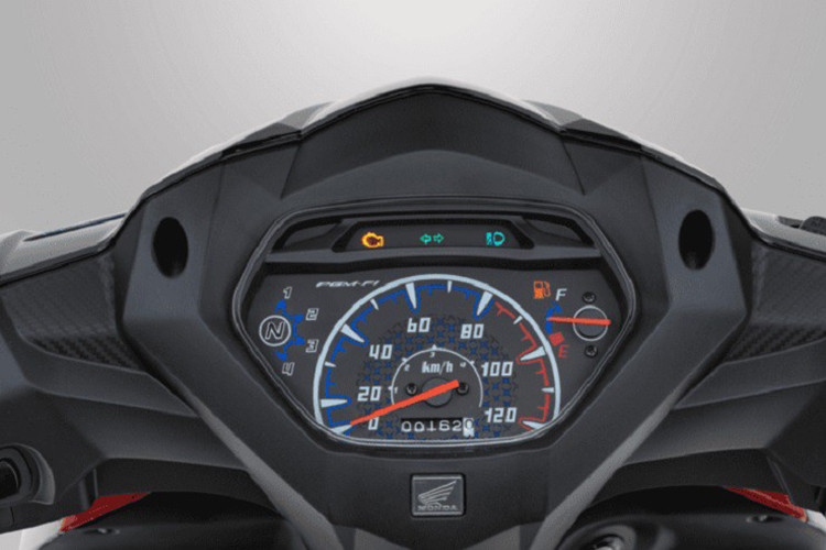 Đèn xe vẫn là dạng bóng thường nhưng tự động bật tắt trong từng điều kiện ánh sáng. Kèm theo đó cụm đồng hồ analog toàn phần, ổ khóa cơ truyền thống nhưg có chống trộm.