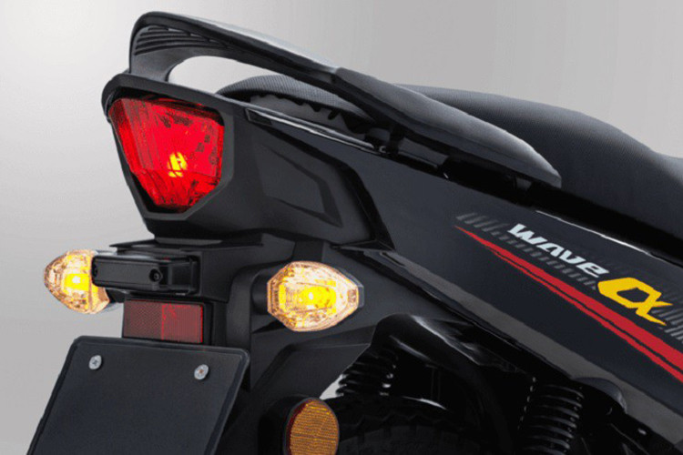 Bên cạnh đó, xe còn được trang bị hệ thống phanh đĩa thủy lực trên bánh trước kết hợp phanh tang trống ở bánh sau. Cả hai bánh đều sử dụng mâm đúc hợp kim kích thước 17 inch. Hệ thống treo gồm phuộc ống lồng phía trước, trong khi phía sau dùng giảm xóc đôi có thể điều chỉnh.