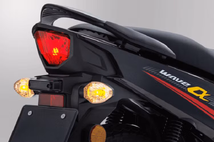 Bên cạnh đó, xe còn được trang bị hệ thống phanh đĩa thủy lực trên bánh trước kết hợp phanh tang trống ở bánh sau. Cả hai bánh đều sử dụng mâm đúc hợp kim kích thước 17 inch. Hệ thống treo gồm phuộc ống lồng phía trước, trong khi phía sau dùng giảm xóc đôi có thể điều chỉnh.