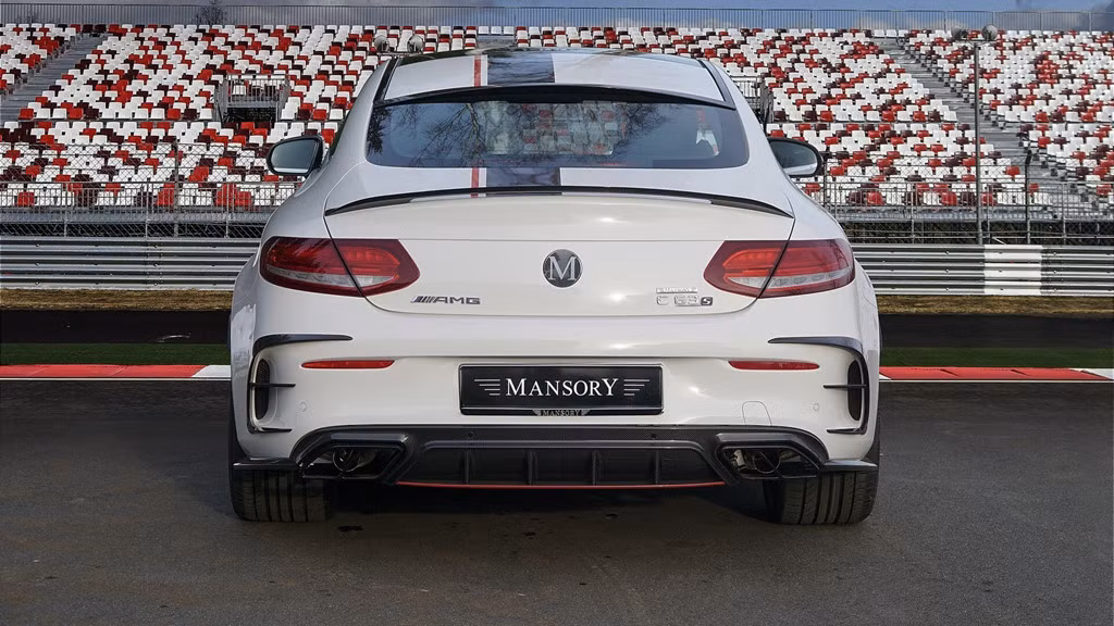 Phong cách thiết kế này tiếp tục được tìm thấy ở phía sau, nơi Mansory bổ sung trên chiếc xe sang Mercedes-AMG C63 hàng loạt phụ kiện mới như cánh lướt gió thể thao, ốp bộ khuếch tán dạng 3 nhánh cùng cặp ống xả và cản sau hầm hố hơn.