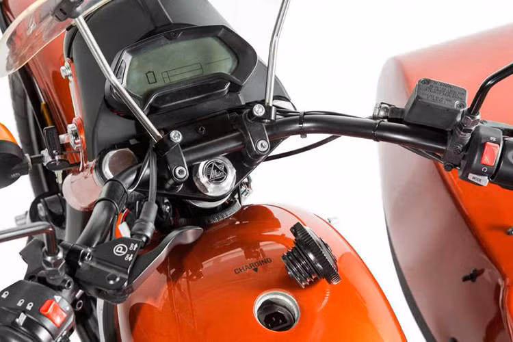 Là một chiếc xe điện nên đồng hồ của Ural cT không phải dạng analog thông thường, thay vào đó là mặt đồng hồ LCD hiển thị dung lượng pin, vận tốc của xe hay thời gian. Nắp bình xăng của xe sẽ là cụm ổ cắm để xạc nhiên liệu vào bình xăng giả được thiết kế không khác gì "hàng xịn".