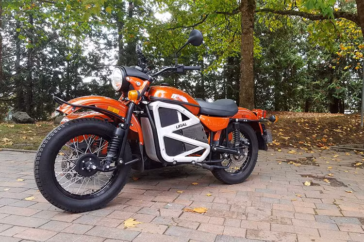 Không nằm ngoài xu hướng phát triển xe điện nhằm giảm thiểu khí thải đã được nhiều nhà sản xuất môtô hưởng ứng trong thời gian qua, thương hiệu xe máy Ural vốn trung thành với những chiếc 3 bánh cổ điển cũng vừa tung ra mẫu sidecar Ural cT chạy điện đầu tiên trên thế giới.