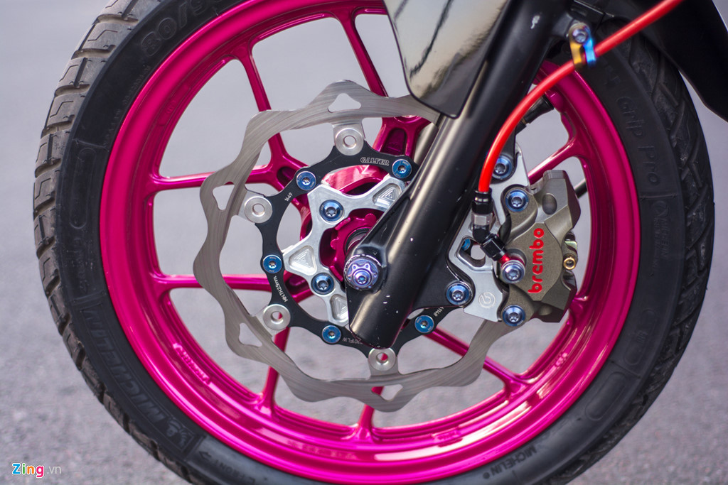 Bộ mâm nguyên bản đã được chủ nhân thay thế thằng bộ mâm của Honda Click 125 và được sơn màu hồng nổi bật. Đĩa phanh trước đến từ thương hiệu Galfer đường kính 255 mm đi kèm với kẹp phanh Brembo Billet.