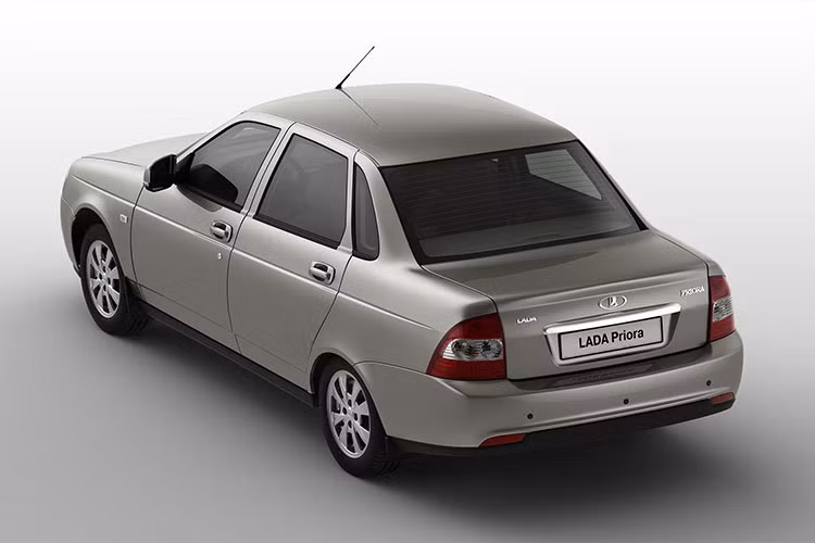 Một chiếc xe Lada Priora với động cơ 1,8 L có thể cho tốc độ tối đa 190 km/h cùng khả năng tăng tốc từ 0 km/h đến 100 km/h trong 10 giây. Dù vậy, vào năm 2007 dòng xe này khi tham gia một thử nghiệm đánh giá về an toàn chỉ đạt 5,4 điểm trên tổng số 16 điểm. 