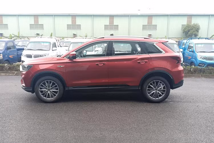 Xe SUV SWM G01 mới về Việt Nam được sản xuất và lắp ráp tại nhà máy Đông Bản, Trung Quốc nhưng mẫu xe này lại lần đầu ra mắt tại Ý vào tháng 3/2018 do SWM là thương hiệu con của liên doanh Brilliance-Shineray. Chính vì vậy, đây cũng là điều dễ hiểu khi mẫu ôtô Trung Quốc này lại mang trên mình những thiết kế hơi hướng Ý.