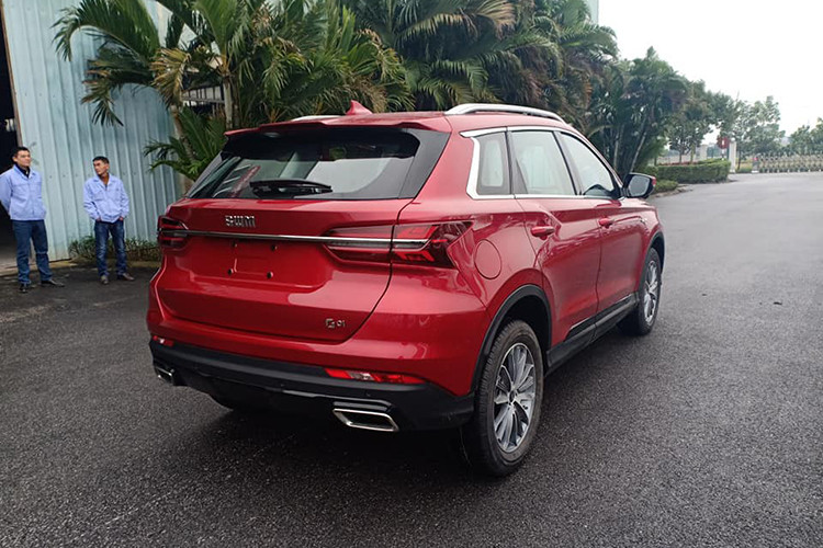 Đuôi xe thiết kế với những đường gờ chia làm 3 tầng giống với phong cách Pininfarina đã áp dụng trên mẫu VinFast LUX SA2.0. Cụm đèn hậu thiết kế khá đẹp mắt nối liền với nhau bằng một đường gờ mạ crôm nhỏ, phía bên dưới là cặp ống xả kép khá thể thao. 