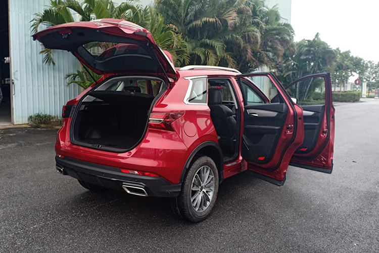 Bước vào không gian bên trong, nội thất của SWM G01 tạo ấn tượng tốt nhờ phong cách hiện đại cũng như chất liệu bọc da sang trọng. Ngoài ra, tổng thể hạn chế các nút bấm tạo độ tinh tế cũng là một trong những điểm cộng về mặt thiết kế. Đây cũng là đặc điểm thường thấy trên những mẫu xe ôtô Trung Quốc.